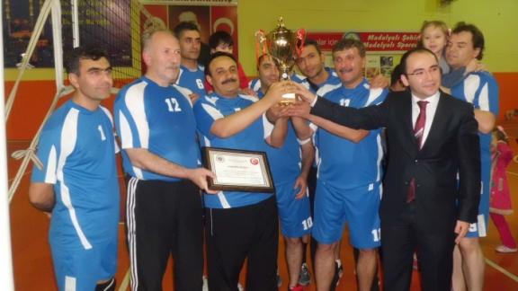 Kurumlar Arası Voleybol Turnuvasını İl Milli Eğitim Müdürlüğü Kazandı