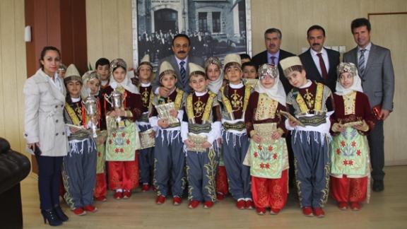 Ayşe Gümüşer İlkokulu Halk Oyunları Ekibi İl Milli Eğitim Müdürü Mehmet Emin Akkurt´u  Ziyaret Etti