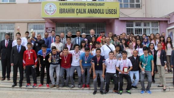 İbrahim Çalık Anadolu Lisesi Okul Sporlarında Ödülleri Topladı