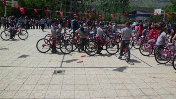 Türkoğlu İlçemizde Öğrencilere Bisiklet Dağıtıldı.