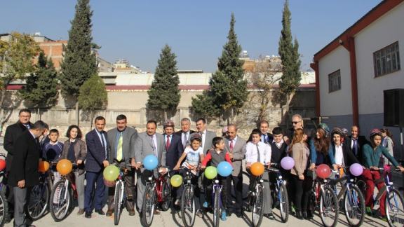 Onikişubat İlçe Okullarına Bisiklet Dağıtımı Yapıldı