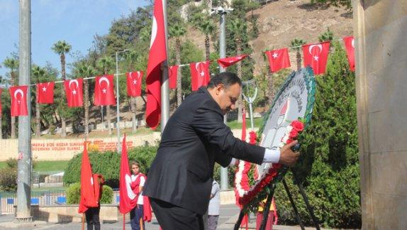 İlköğretim Haftası Çelenk´i Atatürk Anıtına Sunuldu